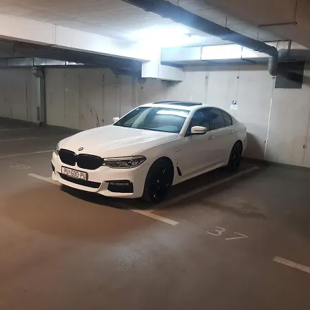 Vip, With Free Garage Parking Apartment *