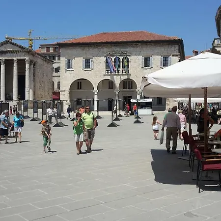 Vip, With Free Garage Parking Apartment Pula