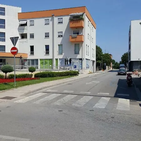 Vip, With Free Garage Parking Appartamento Pola